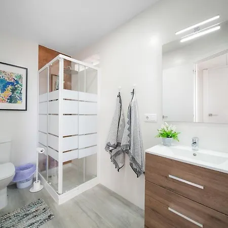 아파트 Cozy And Stylish Sea View Apartment, 150m 푸엔히롤라