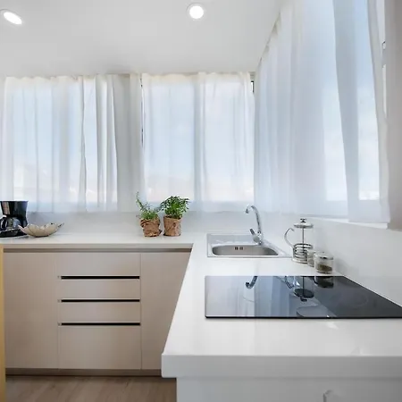 アパート Cozy And Stylish Sea View Apartment, 150m フエンヒロラ